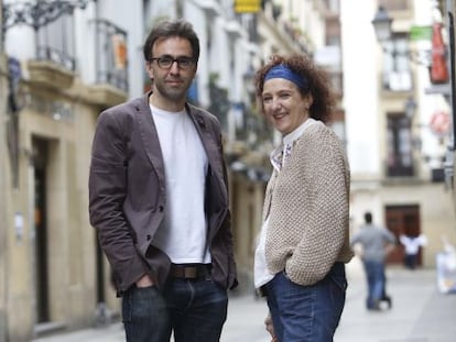 Begoña Montorio y Harkaitz Cano, en la presentación del cómic, 'Munduko Bandarik Txarrena'. 