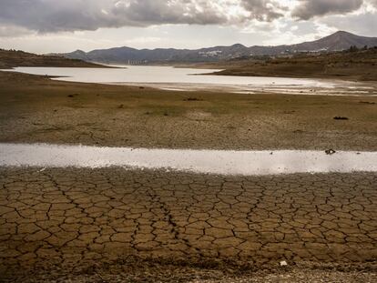 Vista del embalse de La Viñuela en Málaga, con sus reservas a solo el 9% de su capacidad.