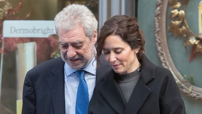 Isabel Díaz Ayuso junto a su asesor, Miguel Ángel Rodríguez, a la salida de un restaurante, el 4 de diciembre de 2023, en Madrid.