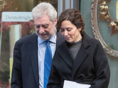 La presidenta madrileña, Isabel Díaz Ayuso, con su jefe de gabinete, Miguel Ángel Rodríguez, en diciembre de 2023 en Madrid.