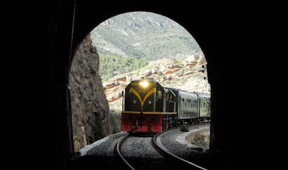 El Tren dels Llacs entrando en uno de los numerosos túneles de la ruta.