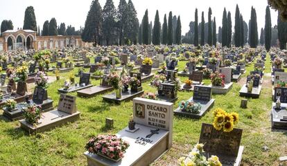 Lápidas en el cementerio de la isla de San Michele, en Venecia, Italia.