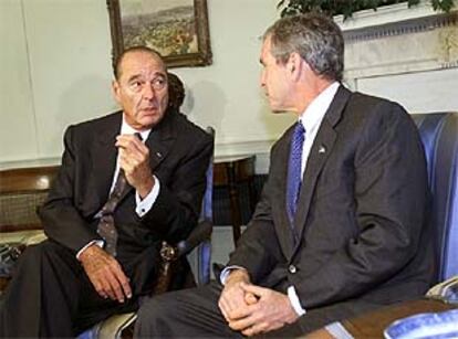 El presidente Jacques Chirac (izda.), junto a George Bush, en el despacho oval.