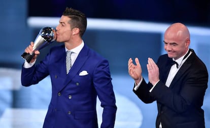 Cristiano Ronaldo fa un petó al trofeu a millor jugador del 2016.
