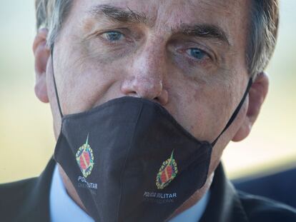 O presidente Jair Bolsonaro na frente do Palácio da Alvorada nesta quinta-feira.