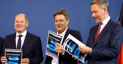 El canciller alemán, Olaf Scholz, el ministro de Economía, Robert Habeck, y el ministro de Finanzas, Christian Lindner, reciben la propuesta de la comisión de expertos.