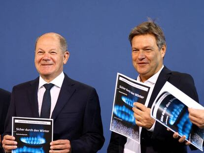 El canciller alemán, Olaf Scholz, el ministro de Economía, Robert Habeck, y el ministro de Finanzas, Christian Lindner, reciben la propuesta de la comisión de expertos.