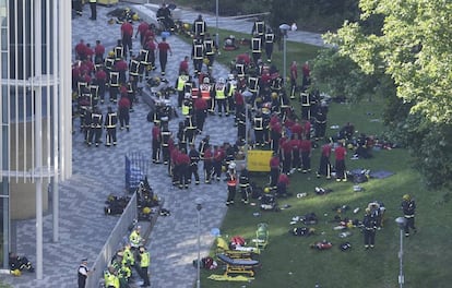 Agentes dos serviços de emergências nas proximidades da Torre Grenfell.