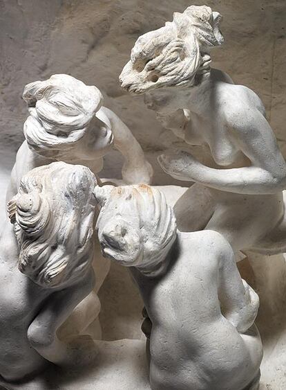 <i>Les causeuses (avec paravent)</i> [<i>Las cotillas (con pared)</i>]. 1893-1905 Escayola con la pared rota 1895. Musée Rodin, París