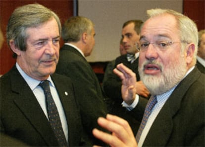 Los ministros de Pesca de Portugal, Armando Sevinate Pinto, (izqda) y de España, Miguel Arias Cañete, hoy en Bruselas.