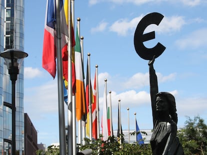 L'estàtua que mostra el símbol de l'euro a Brussel·les