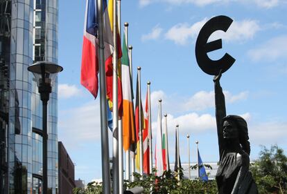 L'estàtua que mostra el símbol de l'euro a Brussel·les