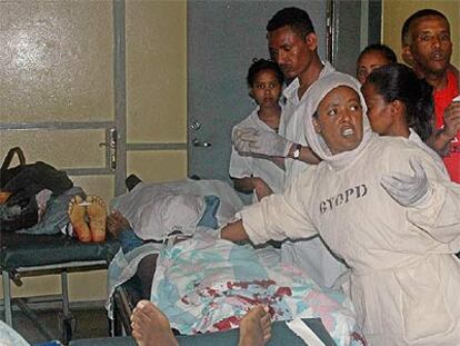 Una doctora informa a los familiares de las víctimas de los disturbios de ayer en Addis Abeba sobre la identidad de los fallecidos, en una sala del hospital León Negro de la capital de Etiopía.