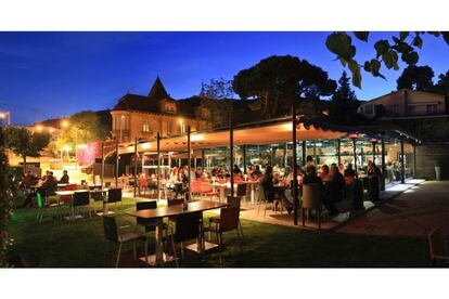 En el barrio de Pedralbes, en la parte alta de Barcelona, no abundan los locales en los que tomar un aperitivo o una copa a cualquier hora del día. El restaurante bar el Jardí de l’Abadessa tiene un bonito jardín con vistas al Monestir de Pedralbes, una de las joyas góticas de la ciudad. El restaurante sirve cocina mediterránea.