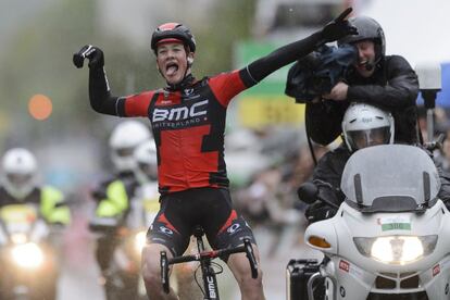 El ciclista suizo Stefan Küng (BMC) celebra su victoria en la tercera etapa, 169,8 kilometros entre La Neuveville y Friburgo, del Tour de Romandía UCI World Tour en Friburgo.