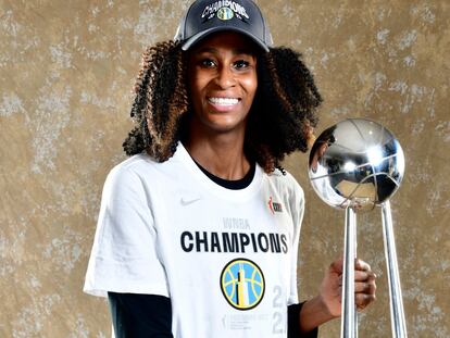 Astou Ndour, con el título de campeona de la WNBA.