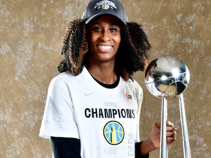 Astou Ndour, con el título de campeona de la WNBA.