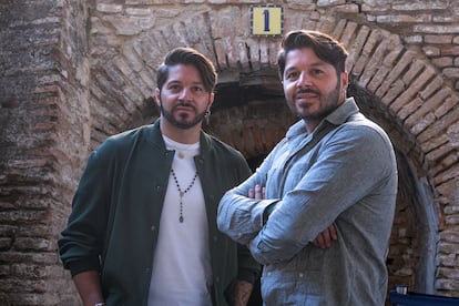 Antonio (izquierda) y Manuel Montes Saavedra, Los Mellis de Huelva, en el museo de la cerámica, sede de la Bienal de Flamenco de Sevilla 2022, el pasado 2 de octubre.