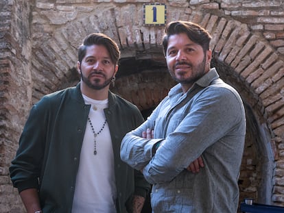 Antonio (izquierda) y Manuel Montes Saavedra, Los Mellis de Huelva, en el museo de la cerámica, sede de la Bienal de Flamenco de Sevilla 2022, el pasado 2 de octubre.