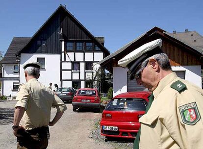 La policía investiga la casa de Alemania donde se encontraron los cadáveres congelados de tres bebés.