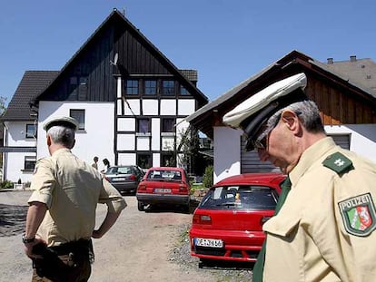 La policía investiga la casa de Alemania donde se encontraron los cadáveres congelados de tres bebés.