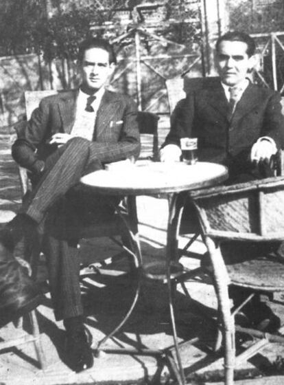 Ernesto Guerra da Cal (á esquerda), un dos galegos que acompañou ao poeta Federico García Lorca (á dereita) durante a súa visita a Santiago, na terraza dun café madrileño.