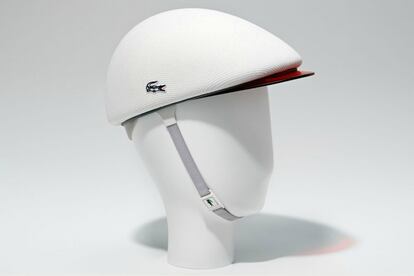 Con una línea elegante, Lacoste ha diseñado un casco para ciclistas de lo más chic. Su logotivo destaca sobre el blanco impoluto.