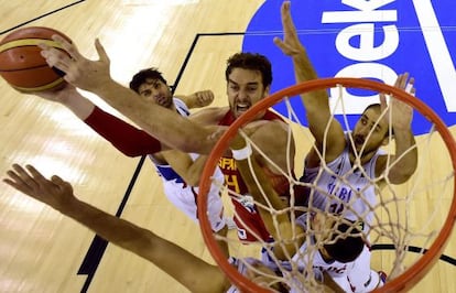 Gasol entra a canasta ante la defensa serbia.