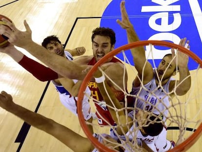 Gasol entra a canasta ante la defensa serbia. 