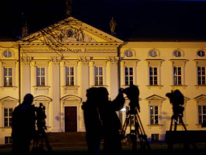 Periodistas en frente del palacio presidencial Bellevue en Berlin este lunes.