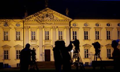 Periodistas en frente del palacio presidencial Bellevue en Berlin este lunes.