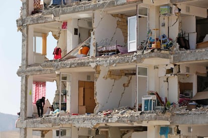 Vista de uno de los edificios afectados por el terremoto de 7,3 grados en Sarpol-e Zahab (Irán).