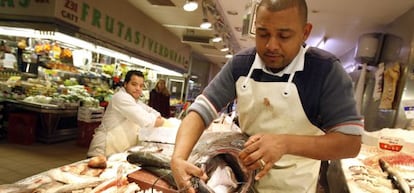 Pescader&iacute;a en el mercado de Maravillas en la calle Bravo Murillo de Madrid.