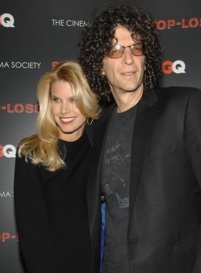 El polémico presentador de radio estadounidense Howard Stern, que saltó a la fama mundial gracias a la película biográfica <i>Partes privadas</i>, se ha casado la noche del viernes en el restaurante Le Cirque, en pleno Nueva York con su novia Beth Ostrosky. Entre los famosos invitados al enlace estuvieron Donald Trump, Billy Joel, Barbra Walters y Joan Rivers. "La noche fue perfecta", declaró la novia, de 36 años. "Donald Trump le dijo a Howard que cree que esto durará para siempre", añadió. "Lo que tenemos es amor verdadero", fueron las declaraciones de Stern, de 54 años, que llevaba ocho años de relación con Ostrosky.