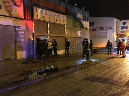 Los bomberos, en el exterior de la nave destruida por el fuego.