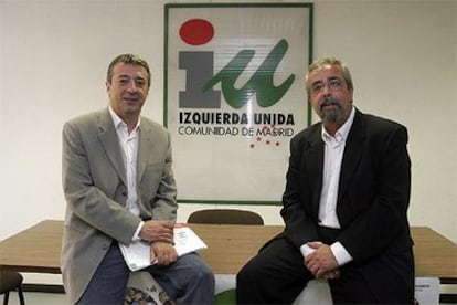 Gregorio Gordo (a la izquierda) y Ángel Pérez, en la sede de IU de la Comunidad tras conocer su elección.