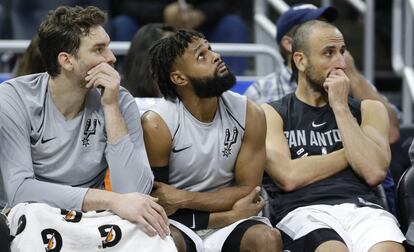 Pau Gasol, Mills y Gin&oacute;bili.