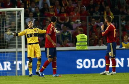 Valdés pide explicaciones a Albiol y Ramos.