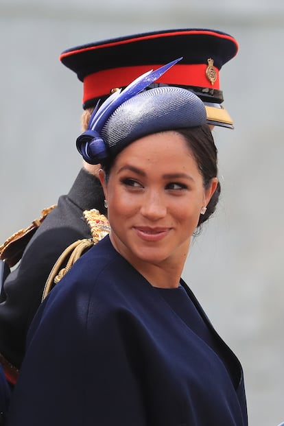 Markle apostó en su reaparición por un diseño azul marino (uno de sus colores fetiche) de Givenchy, de manga corta, con patrón sencillo pero especial y que combinó con un discreto tocado.