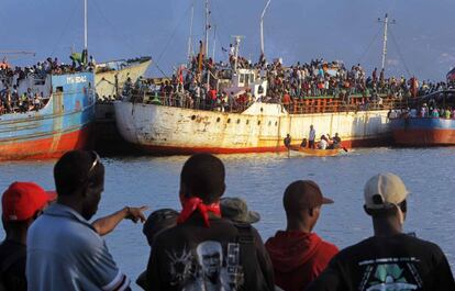 El sueño de aquellos días, casi el único, era poder escapar de Puerto Príncipe. Muchos lo intentaron a bordo de barcos oxidados, varados desde hacía tiempo en el puerto de la ciudad. Subieron a ellos con la esperanza de que aquel cobijo provisional se convirtiera en un salvoconducto para la huida, pero también esa ilusión resultó ser falsa. Diez años después, Haití todavía lucha por recuperarse de aquella tragedia y de todas las que le precedieron.