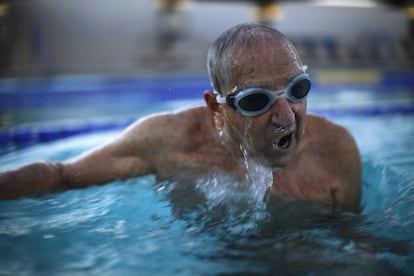 John Longo, de 88 años, nada en la piscina de Sun City. Longo se entrena para los campeonatos nacionales de veteranos.