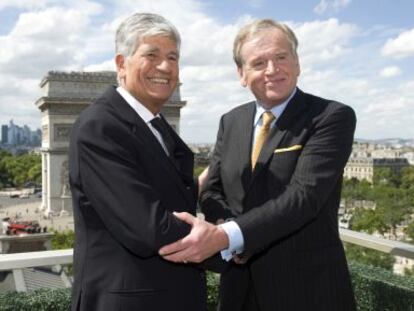 Maurice Levy, consejero delegado de Publicis con John Wren, su homólogo en Omnicom, este domingo en París