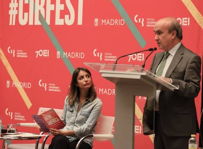 La Concejala de Cultura del Ayuntamiento de Madrid, Andrea Levy, junto al secretario general de la OEI para la Educación, la Ciencia y la Cultura Mariano Jabonero.
