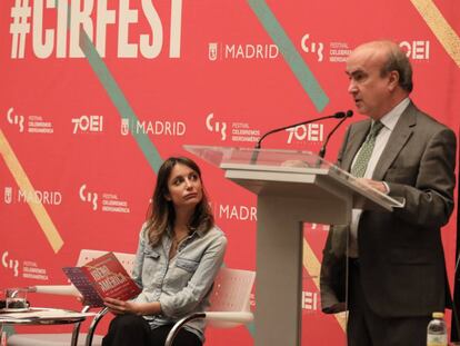 La Concejala de Cultura del Ayuntamiento de Madrid, Andrea Levy, junto al secretario general de la OEI para la Educación, la Ciencia y la Cultura Mariano Jabonero.