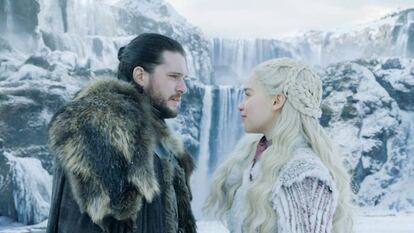 Kit Harington y Emilia Clarke, interpretando los personajes de Jon Nieve y Daenerys Targaryen en la temporada 8 de 'Juego de tronos'.
