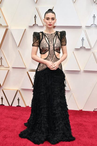 Rooney Mara, fiel ao preto com um vestido de renda assinado por Alexander McQueen.