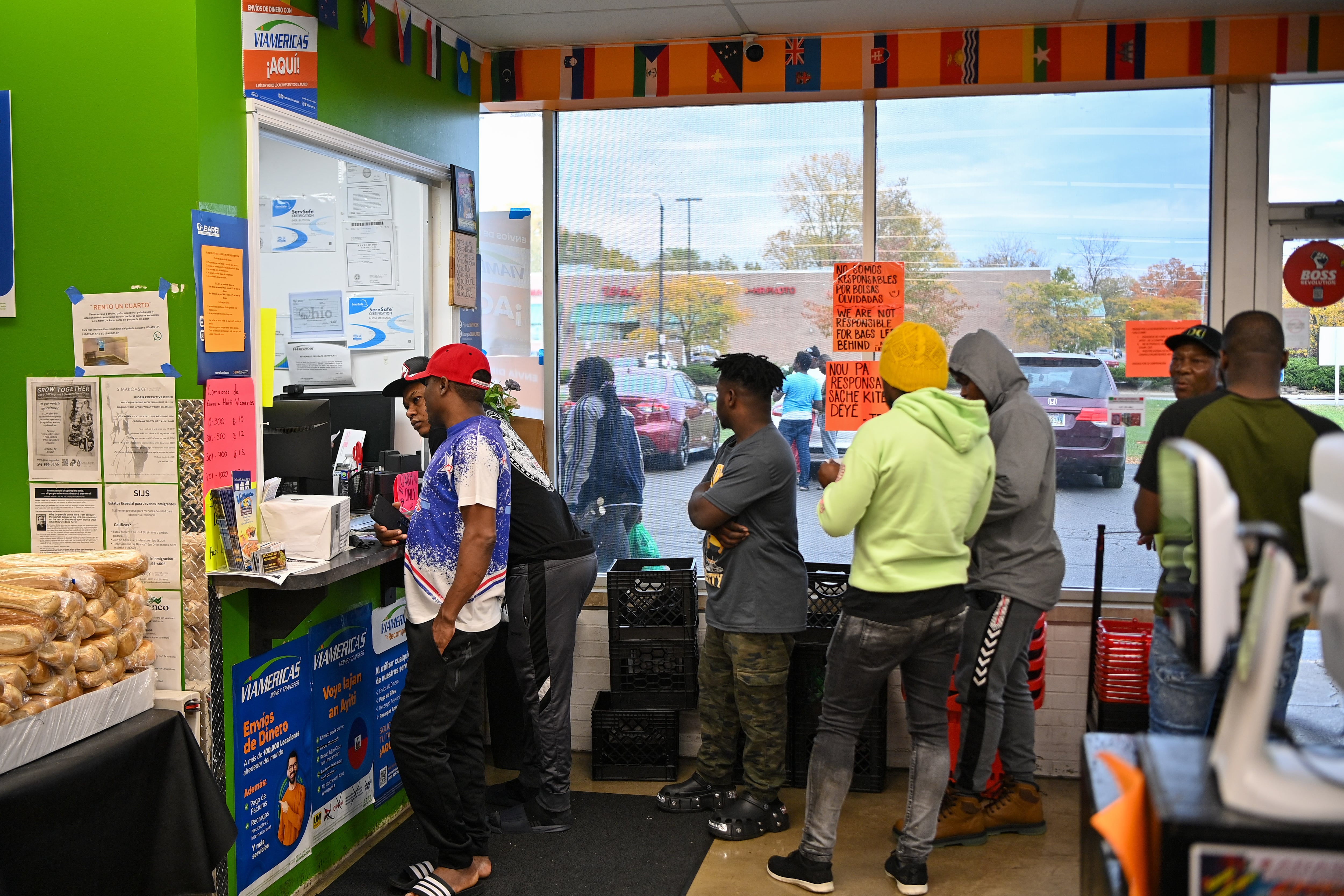 Un grupo de jóvenes haitianos envían dinero a su familia desde el supermercado de la plaza de Springfield, Ohio.