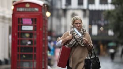 Una mujer pasea por una calle de Londres.