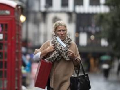 Una mujer pasea por una calle de Londres.