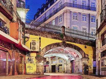 Ha sido el corazón de la vida nocturna de Lisboa durante algunos años, pero este año se ha convertido en toda una atracción. La Pink Street, la calle pintada de rosa, en Rua Nova do Carvalho, se llena de música y de vida. Es uno de los lugares donde los jóvenes cocineros están abriendo restaurantes y donde los pequeños empresarios abren sus startups, salpicado todo ello con bares y clubes nocturnos. La guía Time Out rememora los años de esplendor de Pensão Amor y Copenhague. Las obras de remodelación de los almacenes Cais do Gás junto al río Tajo impulsarán la actividad comercial del lugar. Y la Rua da Boavista, en dirección al barrio de Santos, despierta tras años de abandono. Se recomienda pasar por la casa de moda minimalista portuguesa +351, de camino al Time Out Market Lisboa para almorzar, o cruzar la calle hacia Quiosque de São Paulo: un lugar para tomar una cerveza o los bocadillos típicos portugueses.